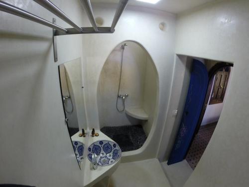 シェフシャウエンにあるリヤド ザイトウナ シャウエンのバスルーム(鏡、洗面台、トイレ付)