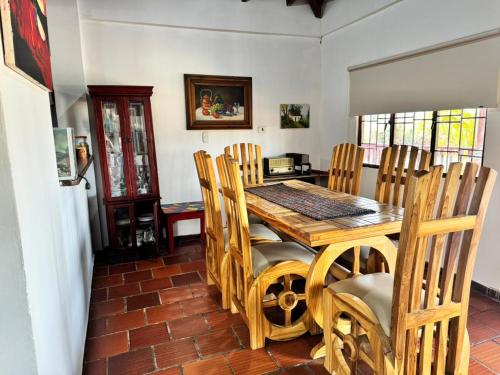 uma sala de jantar com uma mesa de madeira e cadeiras em Finca el Paraíso em Los Santos