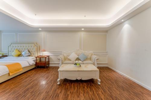 Ένα ή περισσότερα κρεβάτια σε δωμάτιο στο The Legend Hotel- Free Deliver Service to Canton Fair Complex During Canton Fair Period
