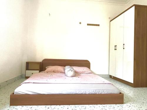 1 dormitorio con cama y ventana grande en Your House en Ho Chi Minh