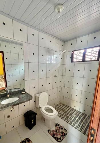 サンルイスにあるEspaço Prime SLZのバスルーム(トイレ、洗面台付)