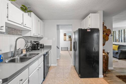 Η κουζίνα ή μικρή κουζίνα στο Stylish Haven 11 Minutes from the Richmond Airport