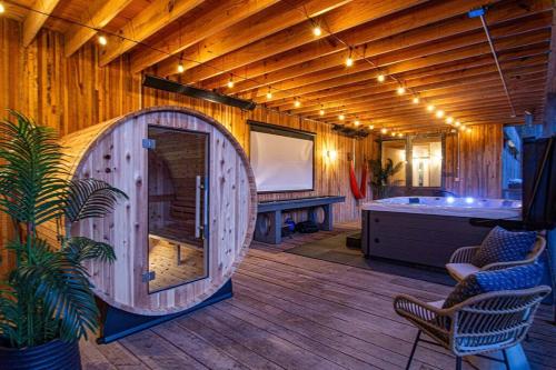 Longhaus: Modern Minimalist Luxury Home: Firepit, outdoor kitchen, pets في Mars Hill: غرفة خشبية كبيرة مع حوض استحمام كبير في المنزل