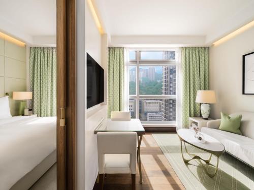 una camera d'albergo con letto e finestra di Lanson Place Causeway Bay, Hong Kong a Hong Kong