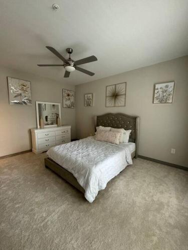 a bedroom with a bed and a ceiling fan at Vacation Rental Home with Pool/Skyline View Near Galleria Mall in Houston