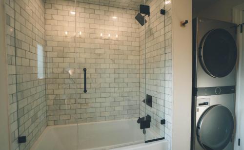 埃姆赫斯特的住宿－Charming Modern Home!，带淋浴的浴室和玻璃门