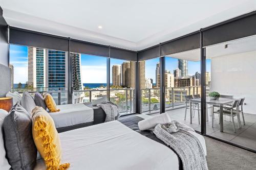 um quarto com duas camas e vista para a cidade em Circle on Cavill - Ocean Facing - Self Contained, Privately Managed em Gold Coast