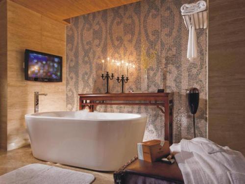 Postel nebo postele na pokoji v ubytování Shangyu International Hotel