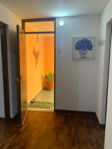 una puerta abierta a un pasillo con una planta en Lindo depa san miguel, 3camas, wifi, terraza., en Lima