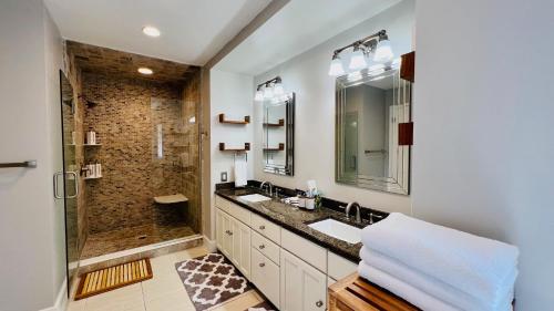 a bathroom with two sinks and a shower at LuxeTPC Sawgrass - Immaculate Villa at the TPC in Ponte Vedra Beach