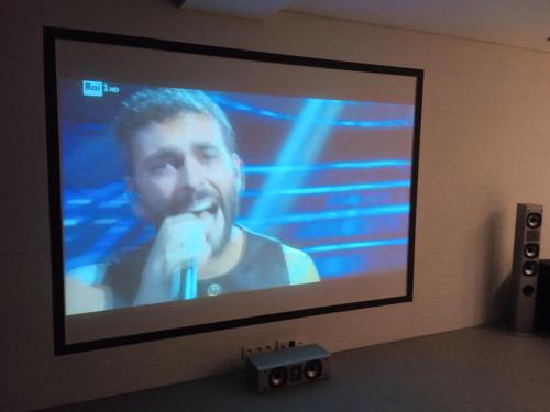 een televisie met een man erop met een microfoon bij Loft in Antwerpen