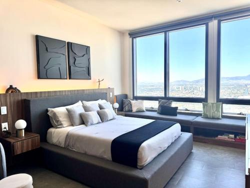 メキシコシティにあるLuxury Loft in Reformaの大きな窓付きのベッドルーム1室