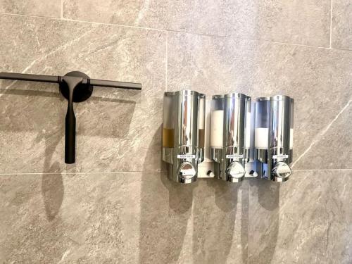 メキシコシティにあるLuxury Loft in Reformaの壁に掛けられた3つの金属製の物体