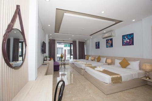 1 dormitorio grande con 2 camas y espejo en Lis Hotel en Da Nang