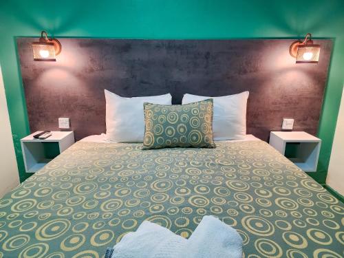 1 dormitorio con 1 cama grande y 2 mesitas de noche en Hotel Juan B Justo en Mendoza