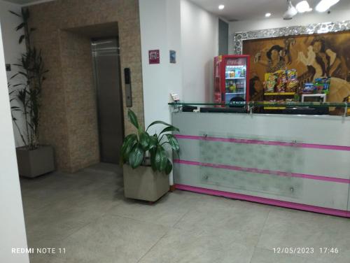 a restaurant with a counter and a cash register at HOTEL SAN ANTONIO PLAZA in Cali