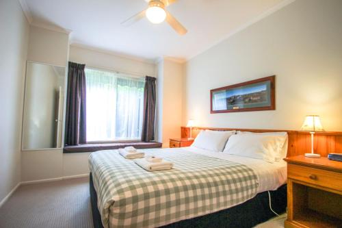 a bedroom with a bed with two towels on it at Silver Birches Holiday Village - Unit 2 in Bright