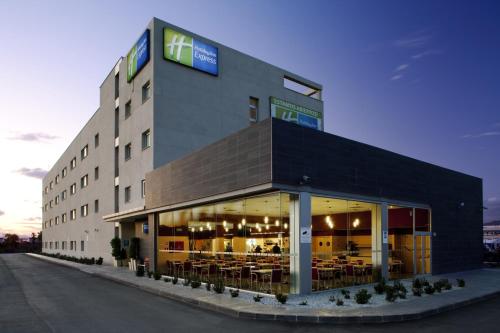 duży budynek ze stołami i krzesłami w obiekcie Holiday Inn Express Málaga Airport, an IHG Hotel w Maladze