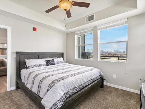 - une chambre avec un lit et un ventilateur de plafond dans l'établissement Exquisite Lakefront Condo, à Sparks