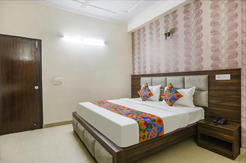 1 dormitorio con 1 cama grande en una habitación en FabHotel Corporate Stay en Noida