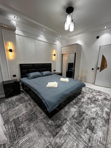 1 dormitorio con 1 cama con 2 toallas en New Apartment near the Savitsky Museum and Central Bazaar en Nukus