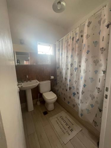 een kleine badkamer met een toilet en een wastafel bij Cielos del valle in Salta