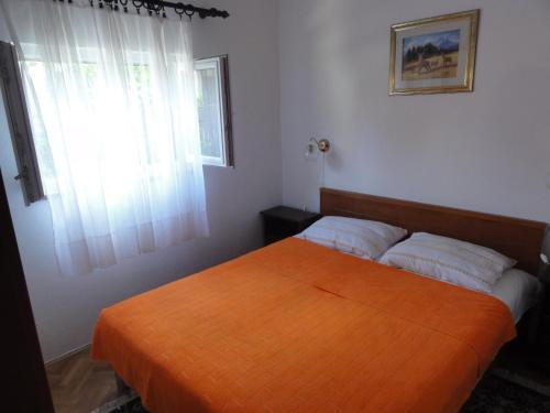 波雷奇的住宿－House Lavanda，一间卧室配有一张带橙色毯子的床