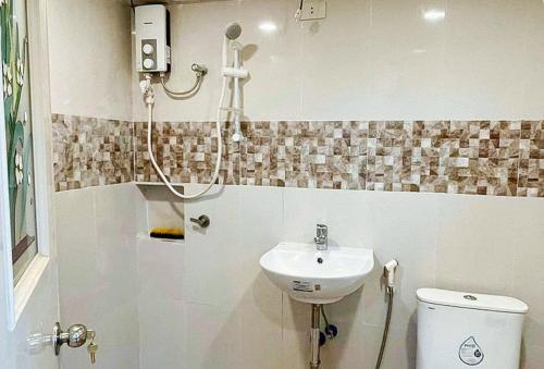 Kúpeľňa v ubytovaní RedDoorz @ Monterrazas Village Homestay Baguio