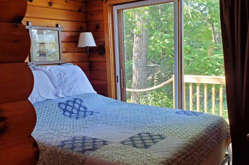 Postel nebo postele na pokoji v ubytování Seneca Lake Log Cabin