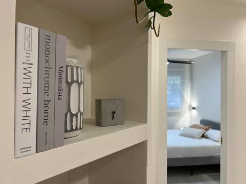 a book shelf in a bedroom with a bed at Garden House By IsrApart in Ra‘ananna