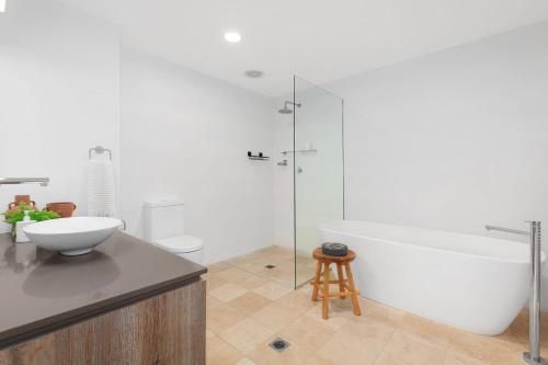 A bathroom at DeJa Blue - Luxury Apartment in Unbeatable Location