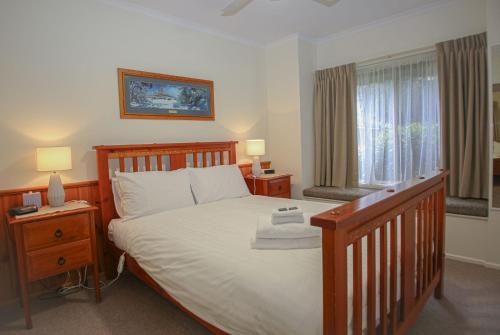 ブライトにあるSilver Birches Holiday Village - Unit 5の大きなベッドと窓のある寝室