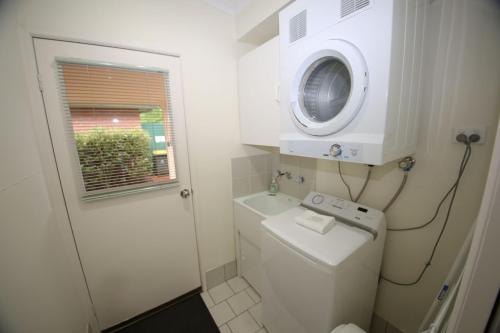 ブライトにあるSilver Birches Holiday Village - Unit 5のバスルーム(トイレ、洗濯機付)