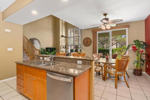 cocina con fregadero y comedor en Big Island Waikoloa Colony Villas 801 condo, en Waikoloa