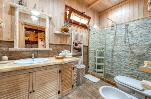 een badkamer met een wastafel en een douche bij G&S Rustic House in San Pancrazio Salentino