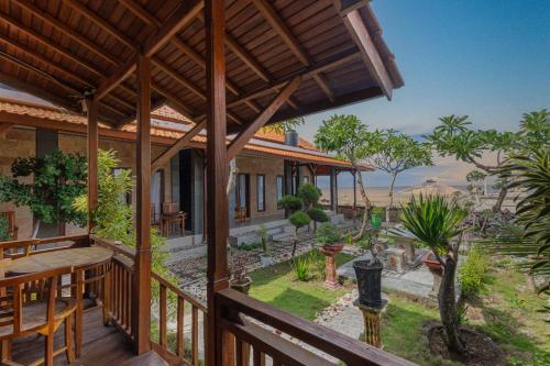 una vista desde el balcón de una casa en Swan Beach Inn, en Nusa Penida