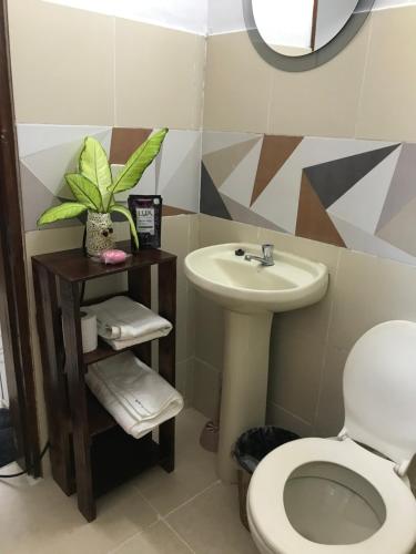 uma casa de banho com um WC e um lavatório em CALENA I em San Lorenzo