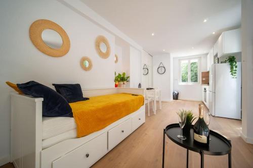 une chambre avec un grand lit avec une couverture jaune dans l'établissement Le Yucca - Jacuzzi Jardin Clim Wifi Parking, à Marseille