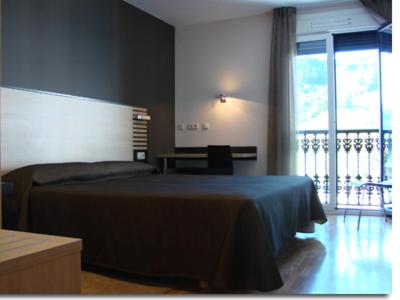ZaldibiaにあるHotel Restaurante Zelaaのベッドルーム1室(ベッド1台、大きな窓付)