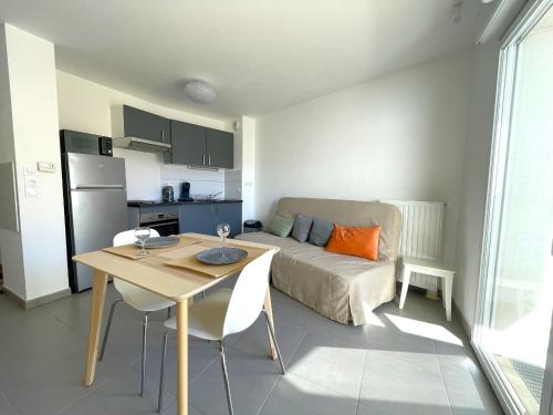 Cette chambre comprend un lit, une table et une cuisine. dans l'établissement Studio calme avec terrasse, proche centre-ville et plage, parking privé - FR-1-309-421, à Banyuls-sur-Mer