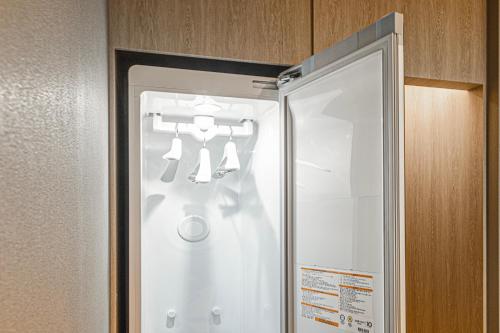 um frigorífico com a sua porta aberta numa cozinha em Gyeongju Poverta Hotel em Gyeongju