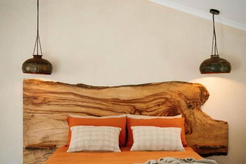 una camera da letto con testiera in legno e 2 cuscini di The Honey Barn, Wabi-Sabi Cottage Byron Hinterland a Clunes