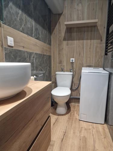 a bathroom with a white toilet and a sink at Maison d'hôtes avec 3 appartements et un studio in Viry-Châtillon