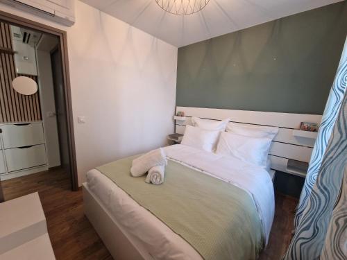 a bedroom with a bed with white sheets and pillows at Maison d'hôtes avec 3 appartements et un studio in Viry-Châtillon