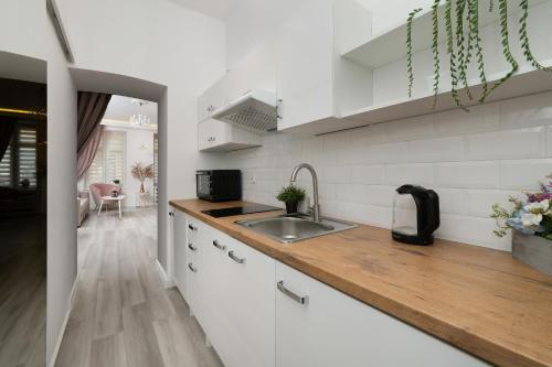 ครัวหรือมุมครัวของ Elegant Apartment in the Centre of Łódź by Renters