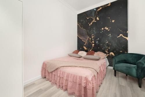En eller flere senge i et værelse på Elegant Apartment in the Centre of Łódź by Renters