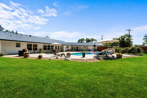 a backyard with a pool and a house at *New* Casa Azul-4B4B Upscale Oasis-Pool in San Antonio
