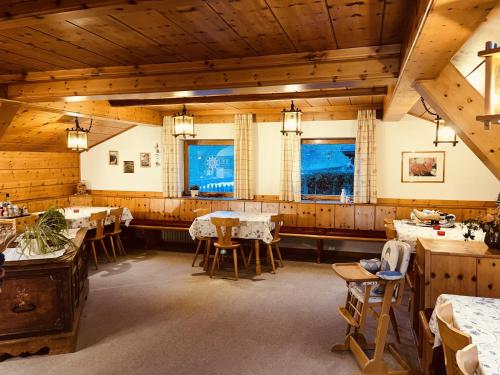 a restaurant with tables and chairs in a room at Residence Zirmer Wohnung Sonne in Kastelruth