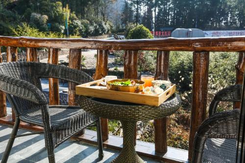 un vassoio di cibo seduto su un tavolo sotto un portico di Mountainside a Zhangjiajie