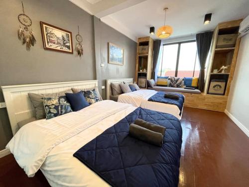 a bedroom with two beds in a room at Private house with Pagoda view, near Grand Palace in Bangkok